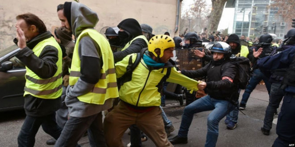 وزير داخلية ماكرون يقر بإعتقال آلاف من المحتجين