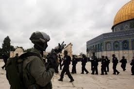  الاحتلال الإسرائيلى يهاجم المصلين بالمسجد الأقصى