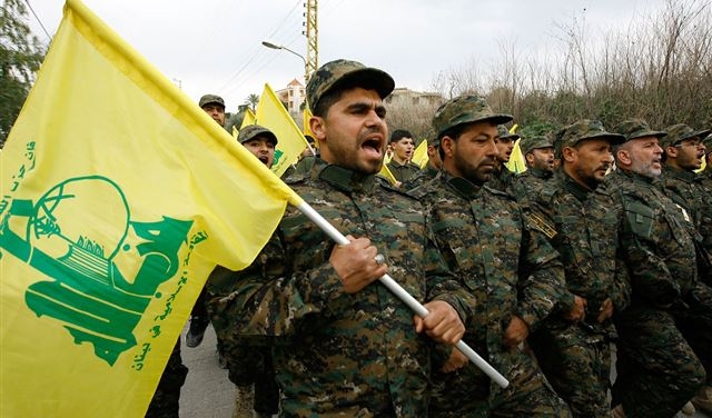 الغارديان: حزب الله اللبناني بات يسيطر على كل شيء في بيروت