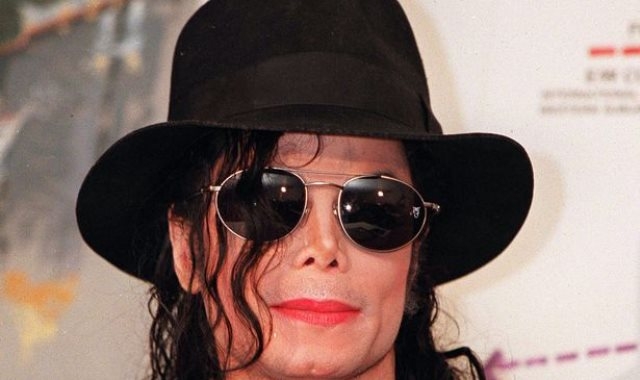 BBC  تمنع بث أغاني مايكل جاكسون بعد فضائحه الجنسية