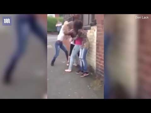  بالفيديو - شجار عنيف بين ثلاث فتيات لأجل شاب