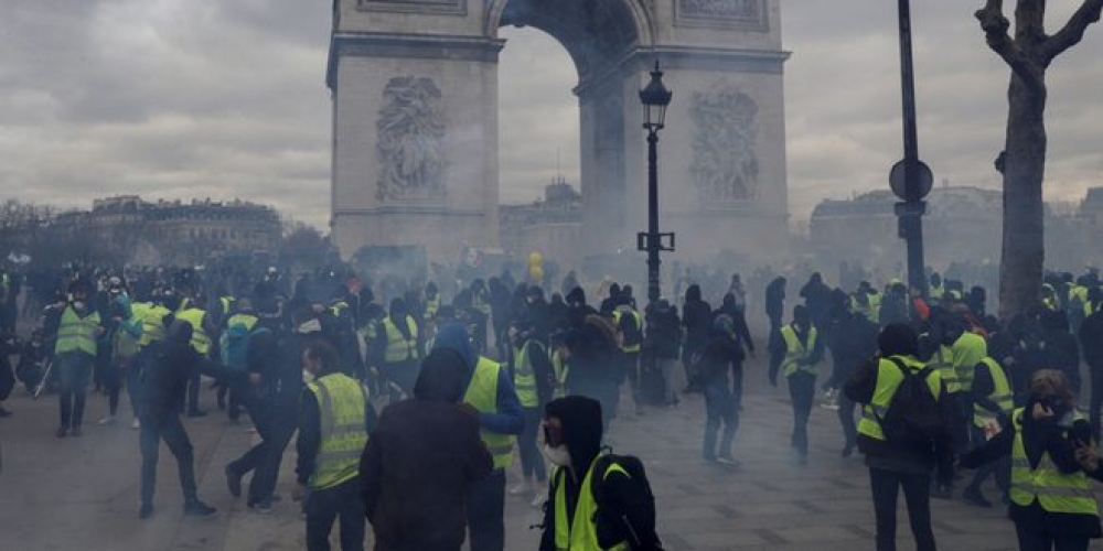 محتجو السترات الصفراء يواصلون تحركهم والشرطة الفرنسية تقابلهم بالغاز المسيل للدموع 