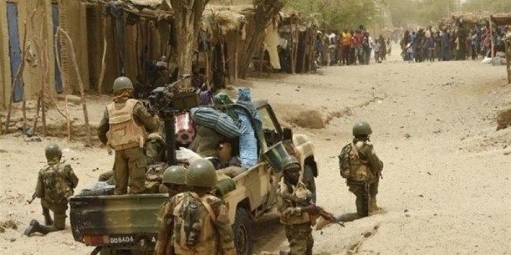 مسلحون يسيطرون على قاعدة عسكرية في مالي ويقتلون 16 جنديا على الأقل