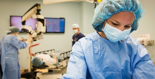 شاهد: إجراء أول عملية جراحية على بعد آلاف الكيلومترات عن المريض 