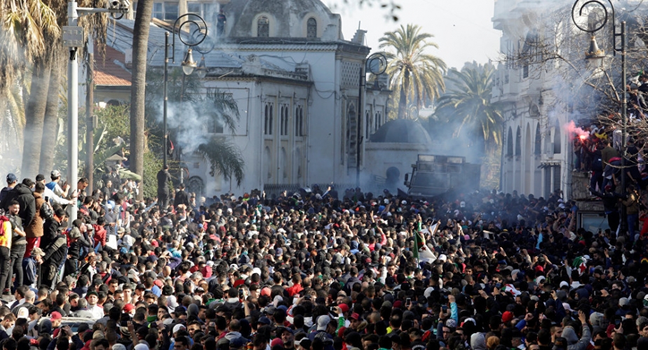 المعارضة الجزائرية تدعو بوتفليقة إلى التنحي وتطالب الجيش بإدارة المرحلة الانتقالية  
