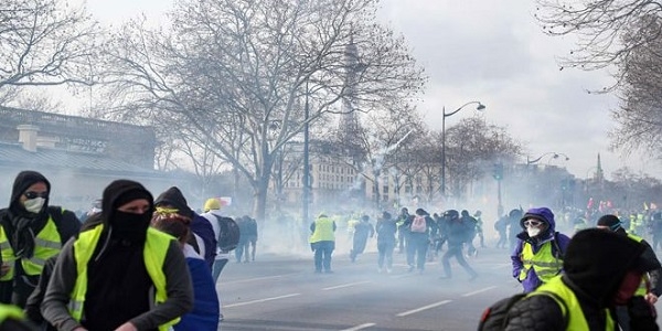  محتجو السترات الصفراء في شوارع فرنسا رغم منع التظاهر واستمرار القمع