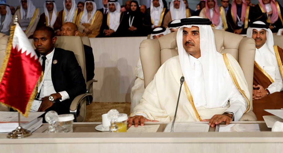 وسائل إعلام: الملك سلمان وراء انسحاب أمير قطر من القمة العربية!