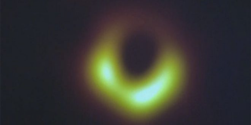 فريق علمي دولي ينشر أول صورة لثقب أسود