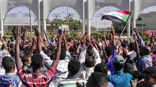 أول تهنئة عربية للشعب السوداني