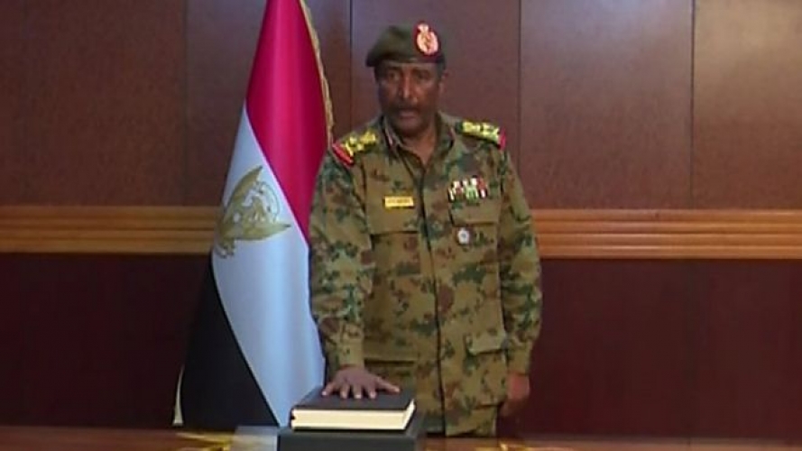 الرئيس الجديد للمجلس الانتقالي في السودان يصدر اول قرار بعد أدائه اليمين الدستورية!