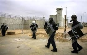 أسير فلسطيني يطعن ضابطاً إسرائيلياً في سجن ايشل
