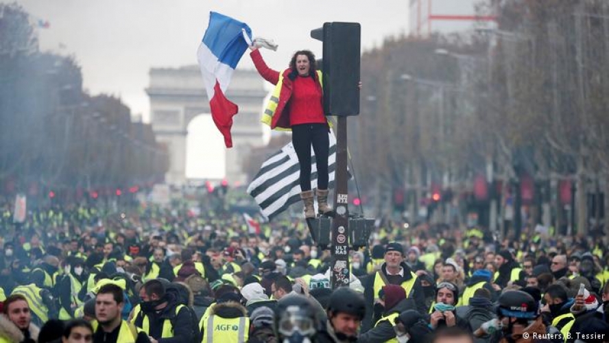 النظام الفرنسي يكشف عن عدد المتظاهرين ... و السترات الصفراء ترد بالفيديو