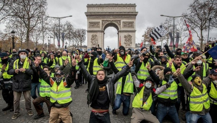 مظاهرات السترات الصفراء مستمرة ... و مشاهد يندى لها الجبين لتصرفات الشرطة الفرنسية - فيديو