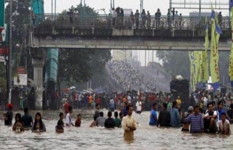 10 قتلى على الأقل وآلاف النازحين بعد فيضانات شديدة في إندونيسيا