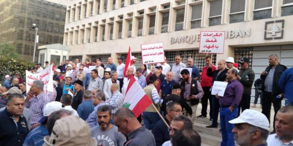 العسكريون اللبنانيون يغلقون مداخل المصرف المركزي ومرفأ بيروت!