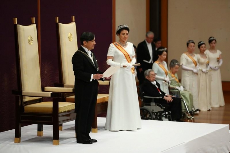 إمبراطور اليابان الجديد يتعهد بالعمل كرمز للشعب
