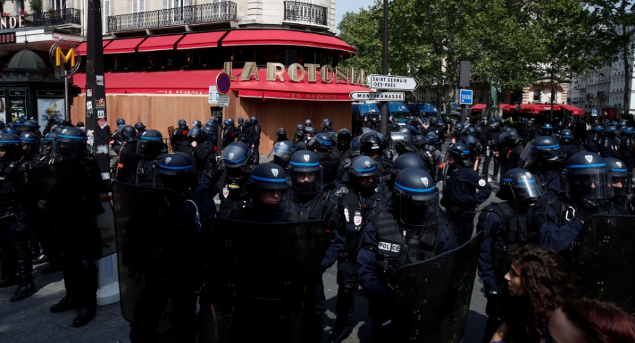 الشرطة الفرنسية تعتدي بالضرب على مراسلة لوكالة انباء روسية!
