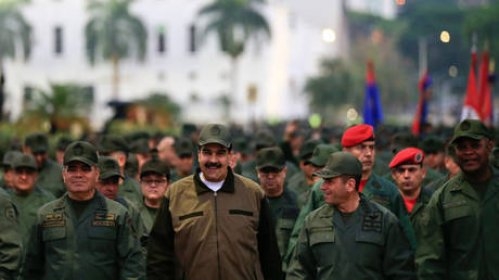 مادورو يدعو العسكريين إلى الاستعداد للدفاع عن وطنهم ضد هجوم أمريكي