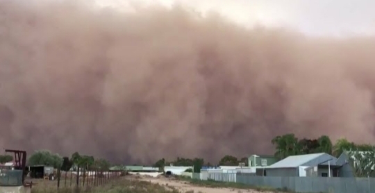بالفيديو: أستراليا تغرق في الظلام بسبب عاصفة رملية