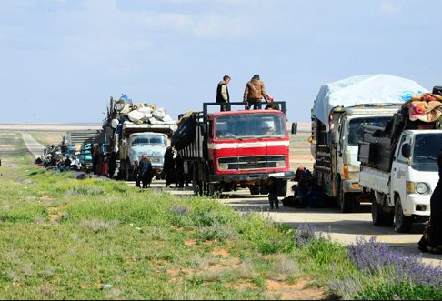 عشرات العائلات المهجرة تصل ممر جليغم في البادية السورية قادمة من مخيم الركبان