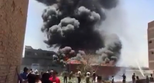 شاهد: انفجار ضخم بمصنع كيميائيات وسط تجمع سكاني بمصر