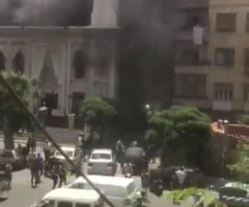 بالفيديو.. اندلاع حريق في جامع الفاروق بشارع بغداد