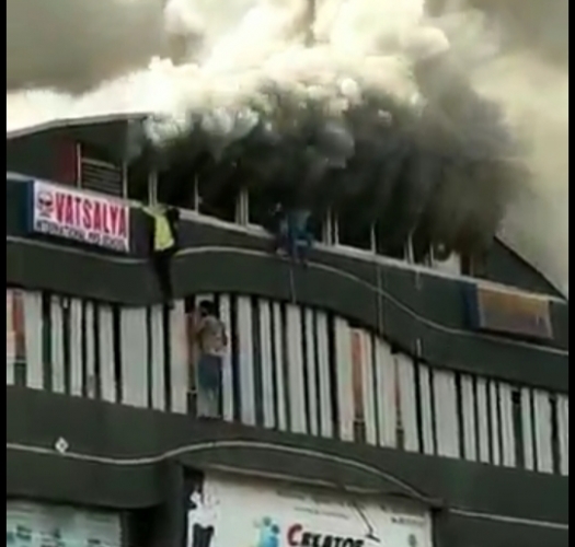 بالفيديو: حريق يقتل 19 طالبا داخل مركز تعليمي في الهند