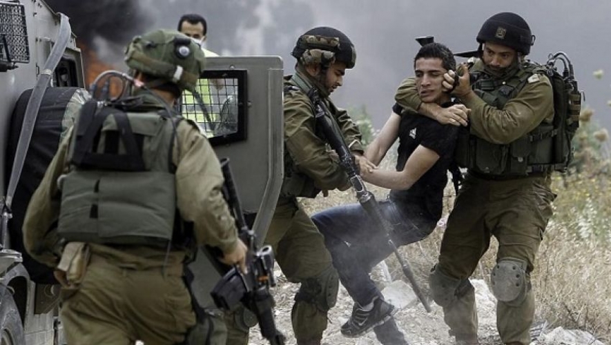 الاحتلال يعتقل خمسة فلسطينيين بالضفة الغربية