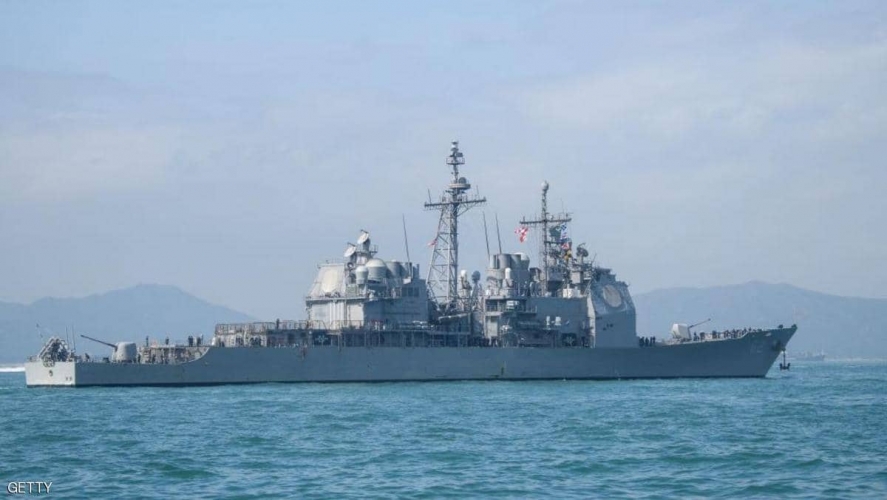 سفينة حربية أمريكية تعترض طريق سفينة روسية في بحر الصين الشرقي