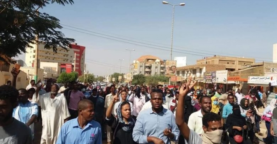 مظاهرات في الخرطوم وسط اطلاق الشرطة الغاز المسيل للدموع
