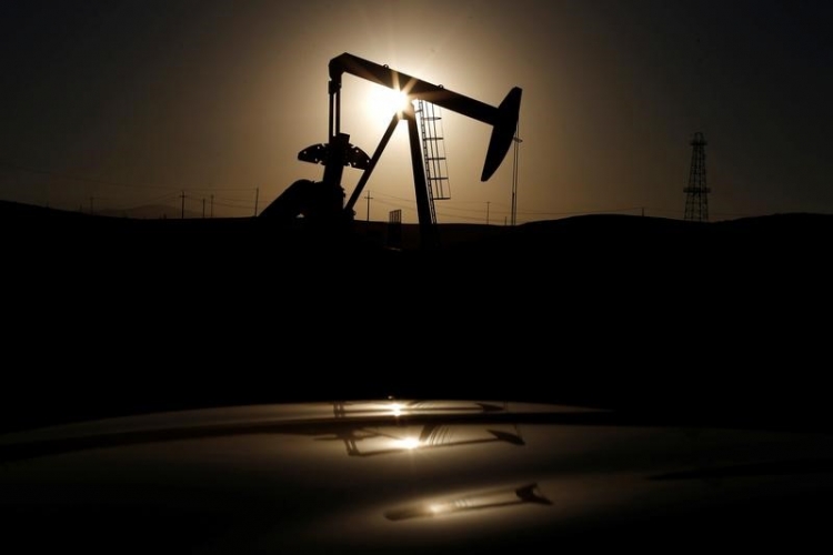 النفط ينخفض نتيجة ضعف نمو الطلب وزيادة مفاجئة للمخزونات الأمريكية