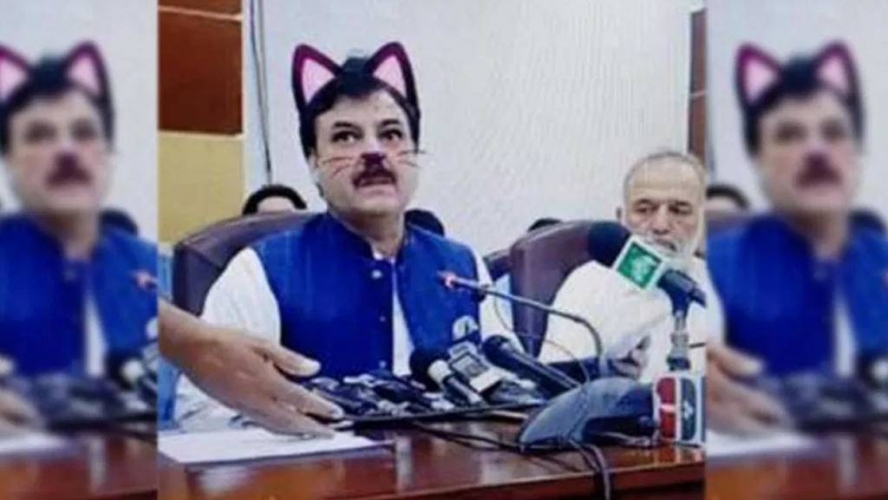  وزير يظهر باكستاني يظهر بفلتر القطة خلال مؤتمر صحفي 