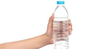 لهذه الأسباب توقف عن شرب الماء في زجاجات بلاستيكية