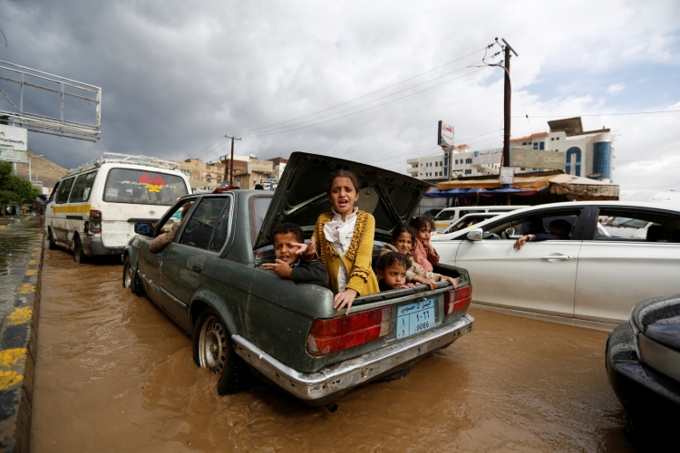 الفيضانات والأمطار الغزيرة تهدد حياة أكثر من 80 ألف يمني