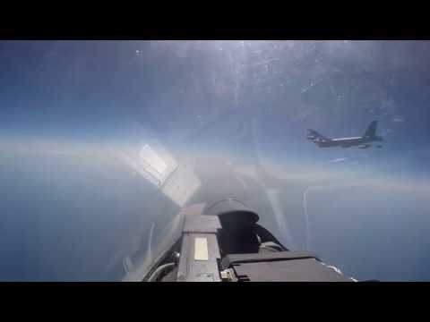  احتراق قاذفة نووية امريكية خلال اعتراضها من قبل مقاتلة روسية - فيديو