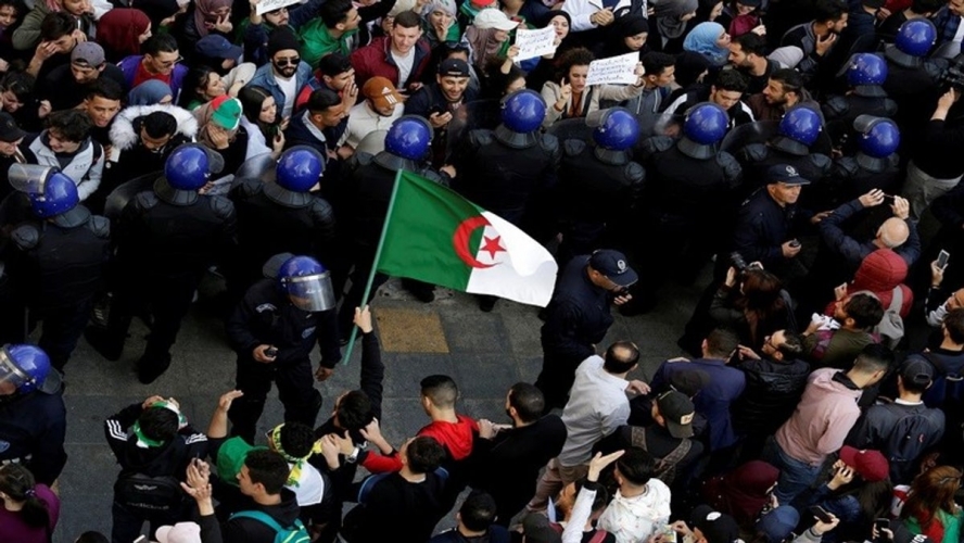 الجيش الجزائري يحذر من رفع رايات غير العلم الوطني في المظاهرات