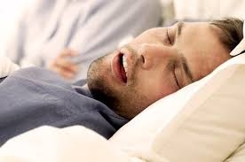قد يتوقف تنفسك أثناء النوم.. هل الشخير أمر طبيعي؟