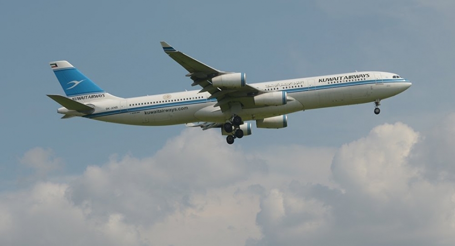 شاهد اصطدام طائرة ركاب كويتية بمبنى المطار في فرنسا!