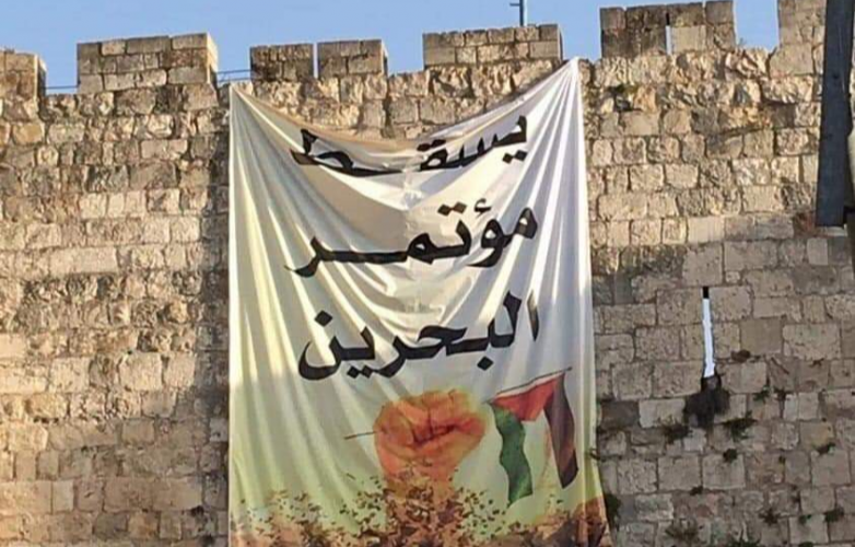 الاحتلال يعتقل شابا من القدس ويزيل لافتة عن سورها القديم وُسِمَت بـ 