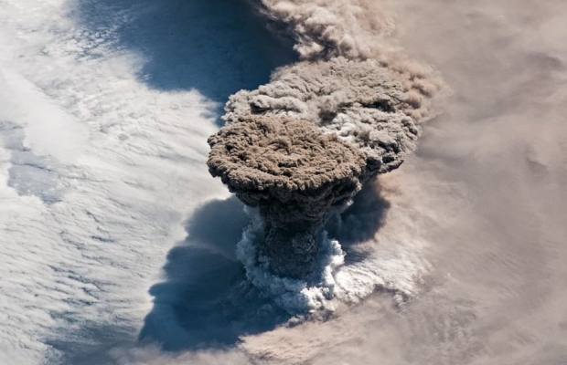بركان في جزر الكوريل يدمر كل ما يقف في طريقه