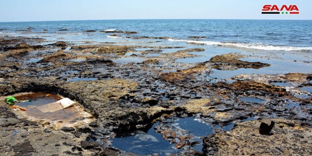 بقع نفطية على شاطئ جبلة نتيجة العمل التخريبي على مرابط النفط في بانياس ومعالجة فورية لها   