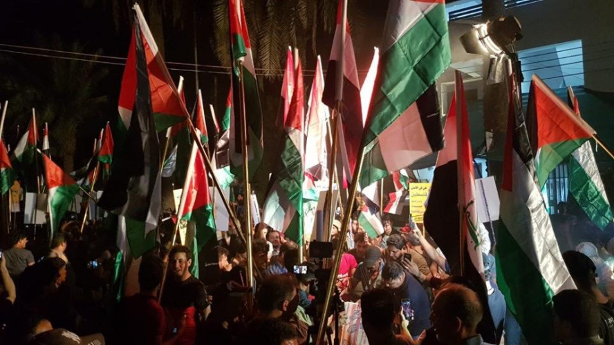 رافعين الاعلام الفلسطينية ... العراقيون يقتحمون سفارة البحرين - صور