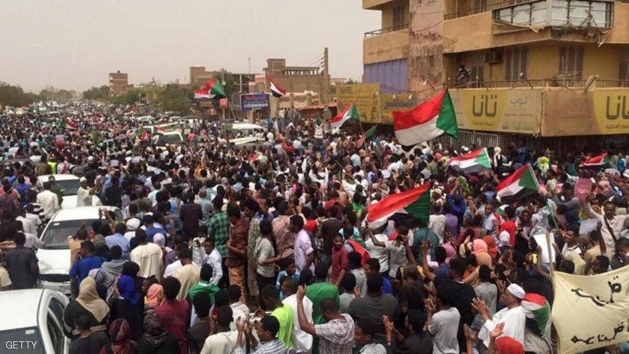  المجلس العسكري السوداني: قناصة مندسون يستهدفون متظاهرين وعناصر أمن