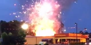 انفجار مستودع للألعاب النارية في يوم الاستقلال الأمريكي