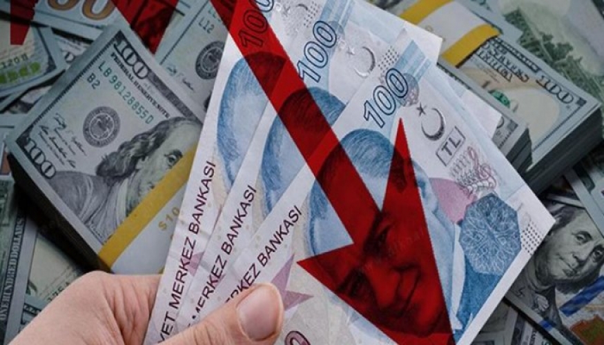  تراجع الليرة التركية تسبب بإقالة محافظ البنك المركزي 