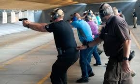 الاساتذة الامريكيين يتدربون على السلاح لحماية المدارس