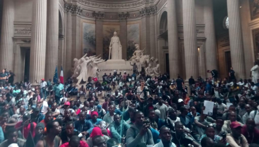 السترات السوداء تقتحم مبنى البانثيون في باريس و هذه مطالبهم   