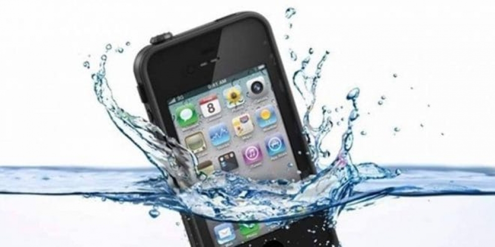 10أخطاء يجب تجنبها في حال وقع هاتفك في المياه
