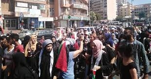 مسيرة فلسطينية في منطقة الكولا في لبنان رفضا لقرار وزارة العمل   