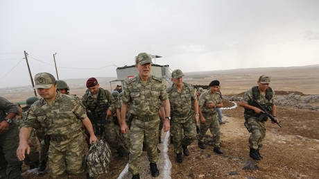 وزير الدفاع التركي عند الحدود السورية.. ماذا يفعل؟